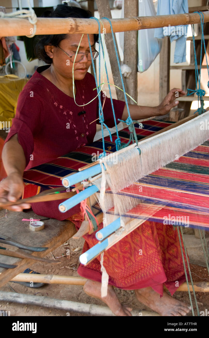 La producción de seda en Isan el nordeste de Tailandia Foto de stock
