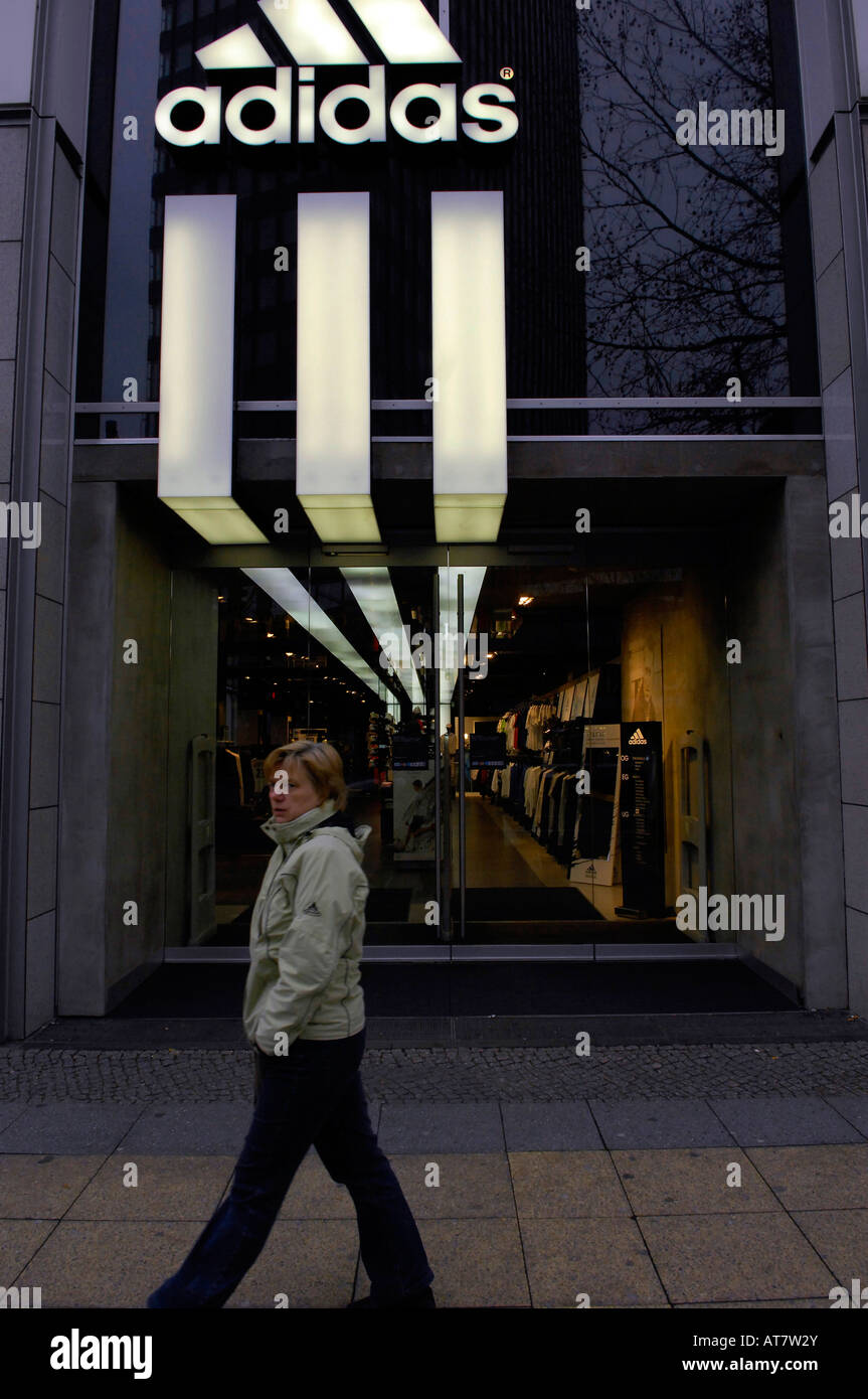 Adidas-Ku damm tienda ropa de calle mayor Alemania Viajes Turismo frente al consumismo, la de la pantalla Fotografía de stock - Alamy