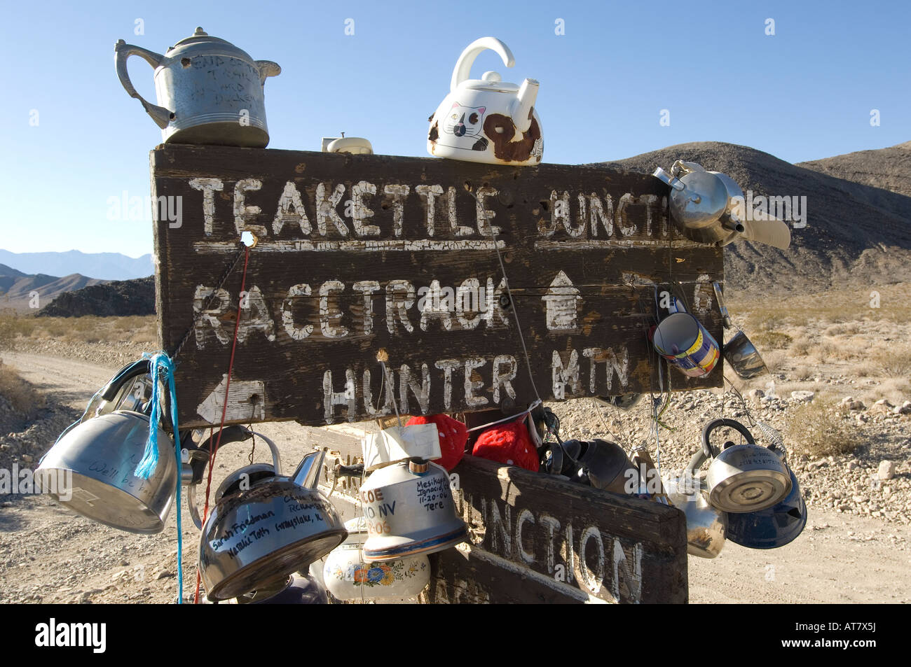 Tetera de cruce en el camino a la pista en el Valle de la Muerte, California el Parque Nacional o monumento nacional. Foto de stock