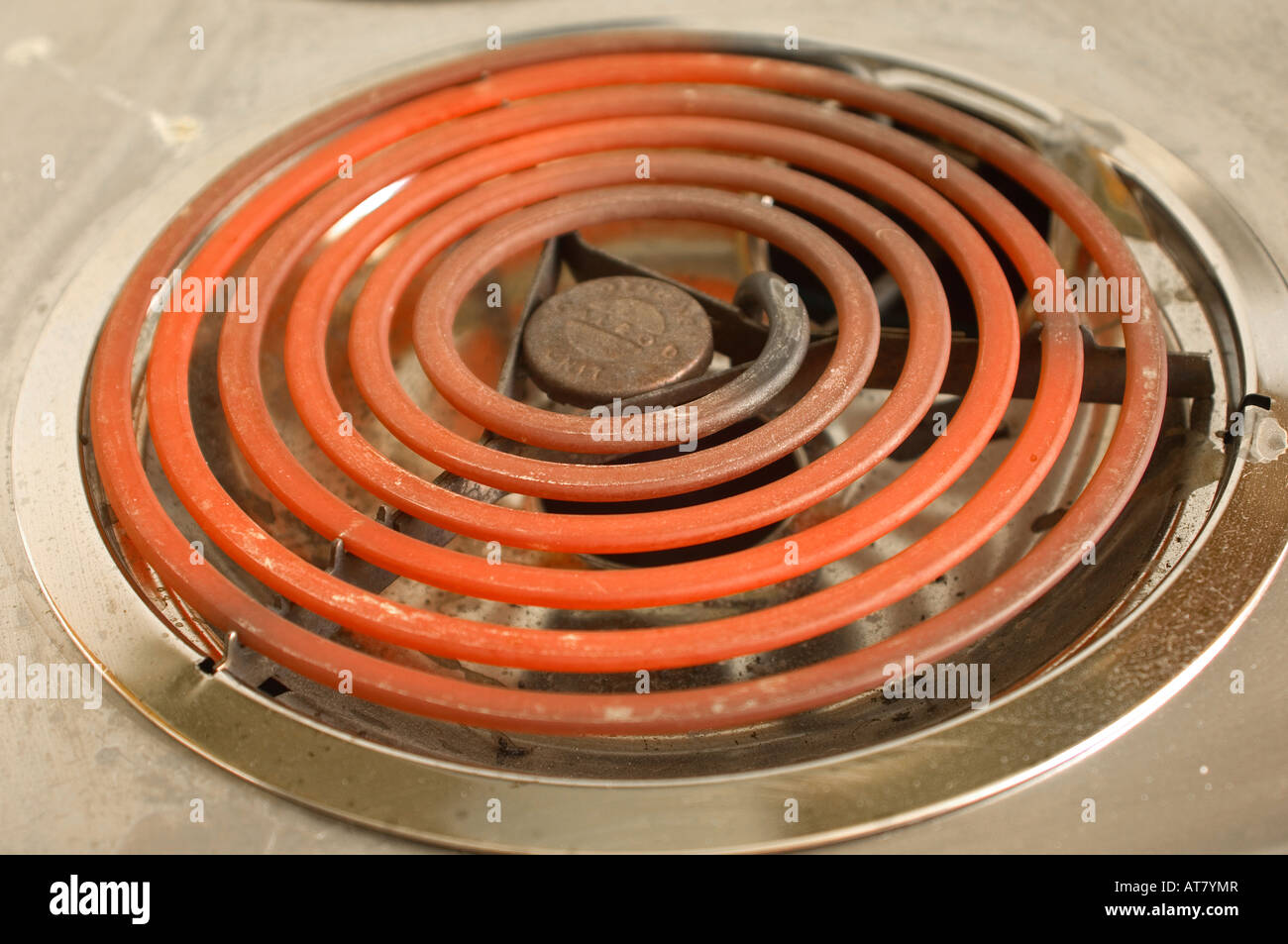 Caliente, incandescente, ardiente estufa eléctrica o el horno para cocinar en la cocina. Foto de stock