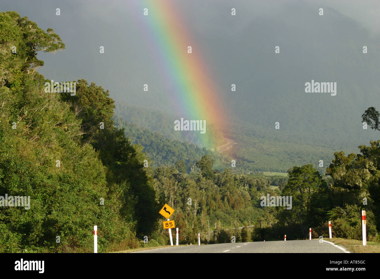 Buscar la olla de oro al final del arco iris, sobre una calle tranquila en la Isla del Sur, Nueva Zelanda Foto de stock