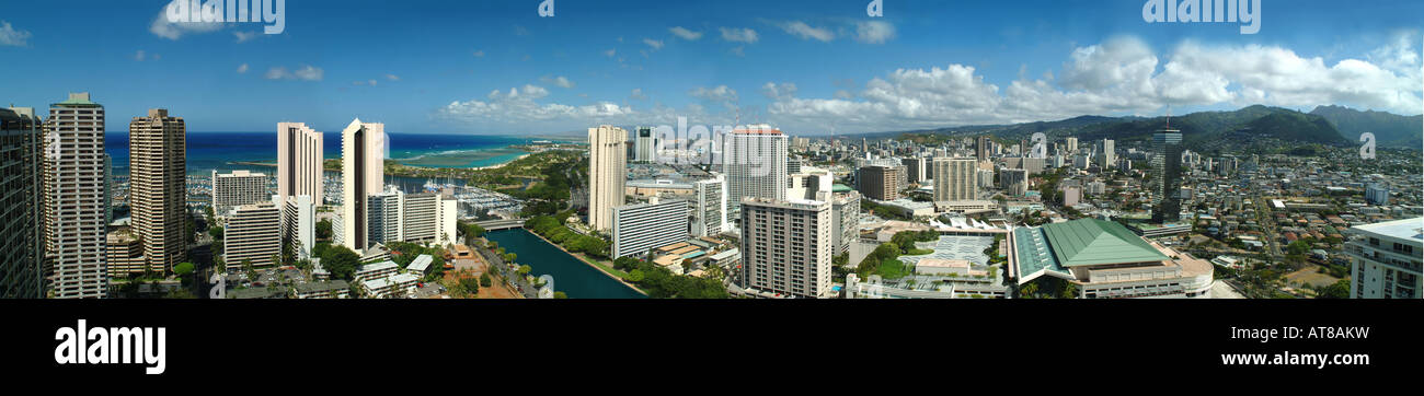 Un vasto panorama de la ciudad de Honolulu, a Ala Moana Center con Waikiki en la distancia. Foto de stock