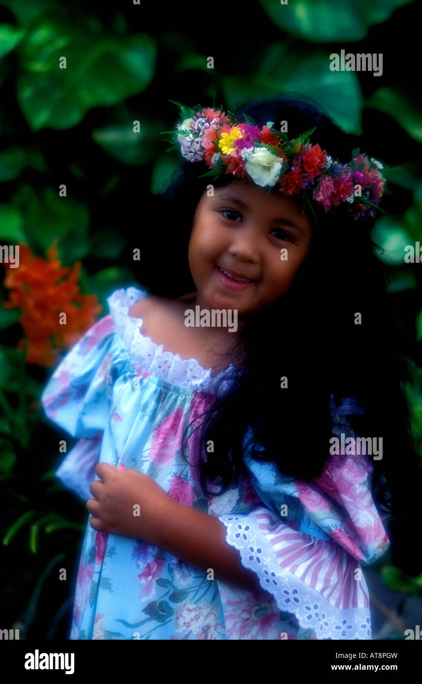 Sonriente joven hermosa ni a vestidos hawaianos en muu muu