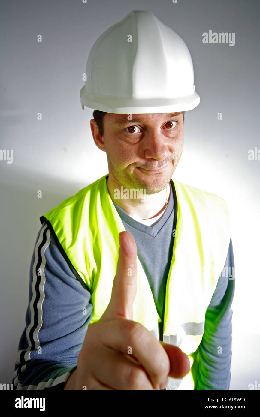 Trabajador de la construcción dando el negativo Foto de stock