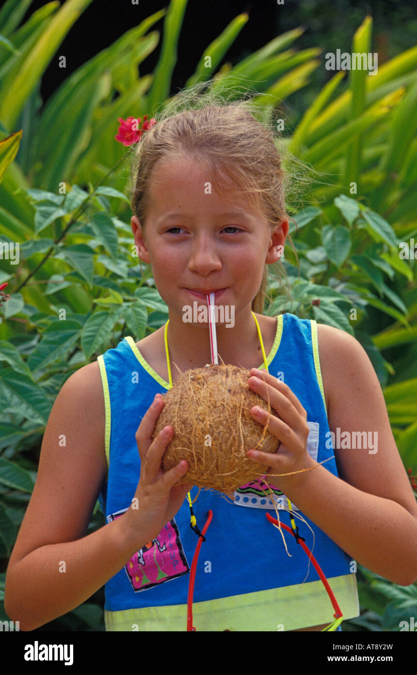 Chica bebiendo de un coco Foto de stock