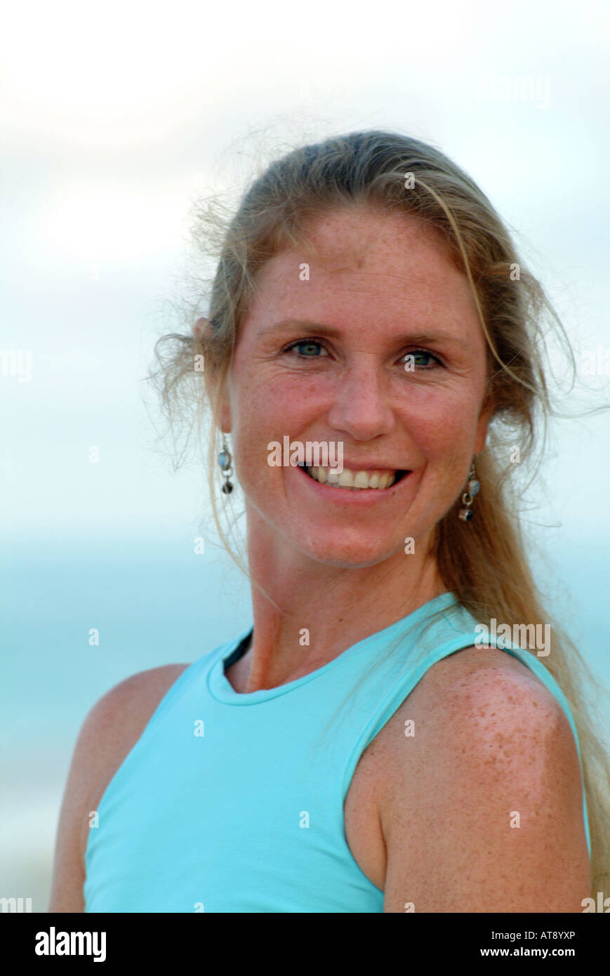 Retrato de una mujer yoga instructor ( edad 40's) en una piscina beach Foto de stock