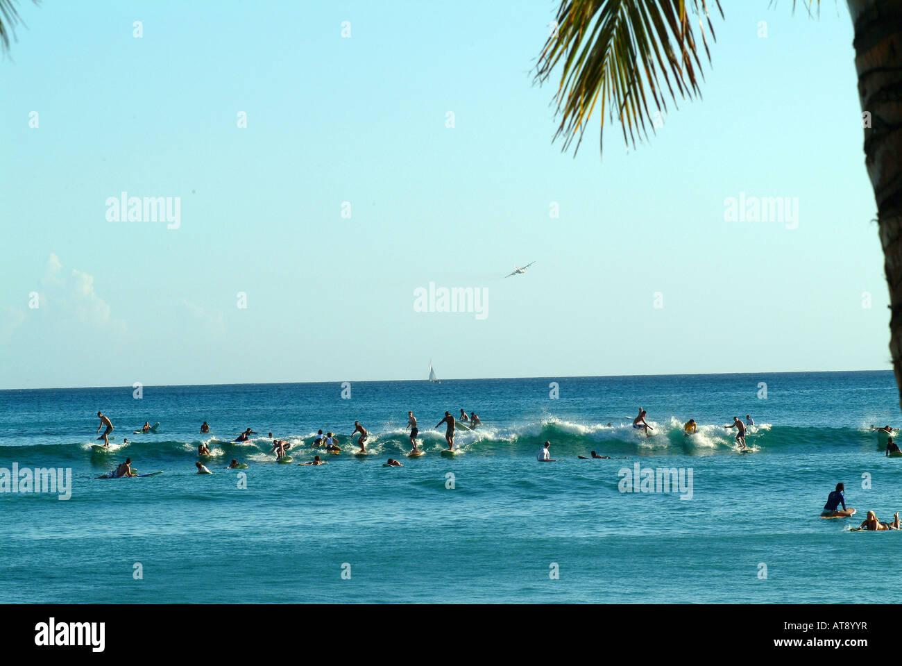 Waikiki beach con muchos surfistas montando olas pequeñas cerca de la costa Foto de stock