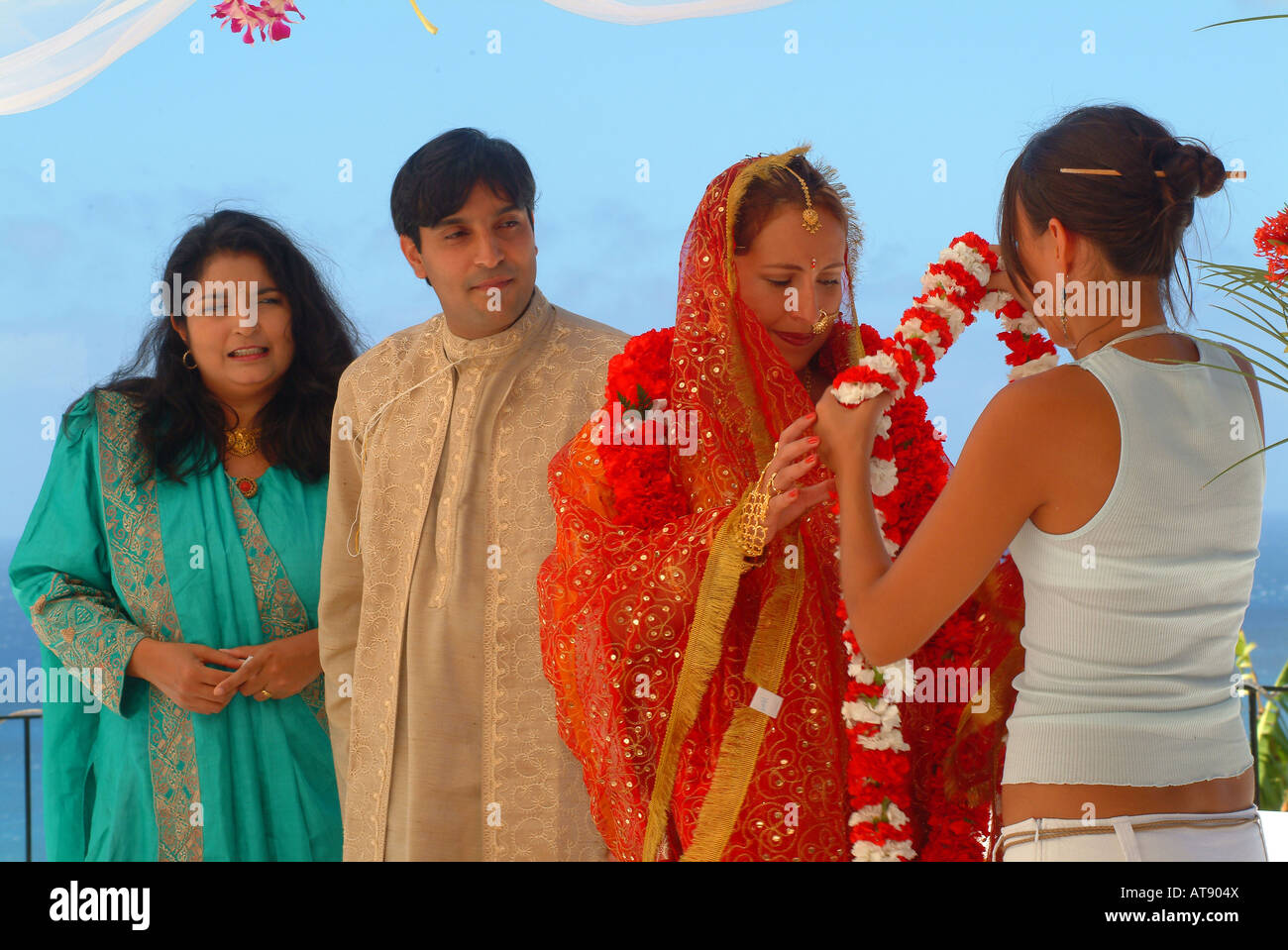 Hindi Tradditional boda con el novio a punto de recibir el clavel flores de su novia Foto de stock