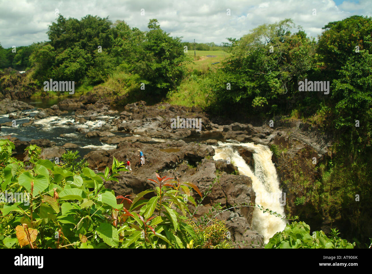 Aunuenue falls, comúnmente conocido como Rainbow falls, cerca de hilo en la Isla Grande de Hawai Foto de stock