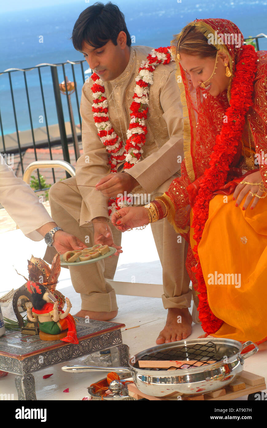 Hindi Tradditional boda con el novio vestidos de novia y flores de clavel con adornos indios Foto de stock