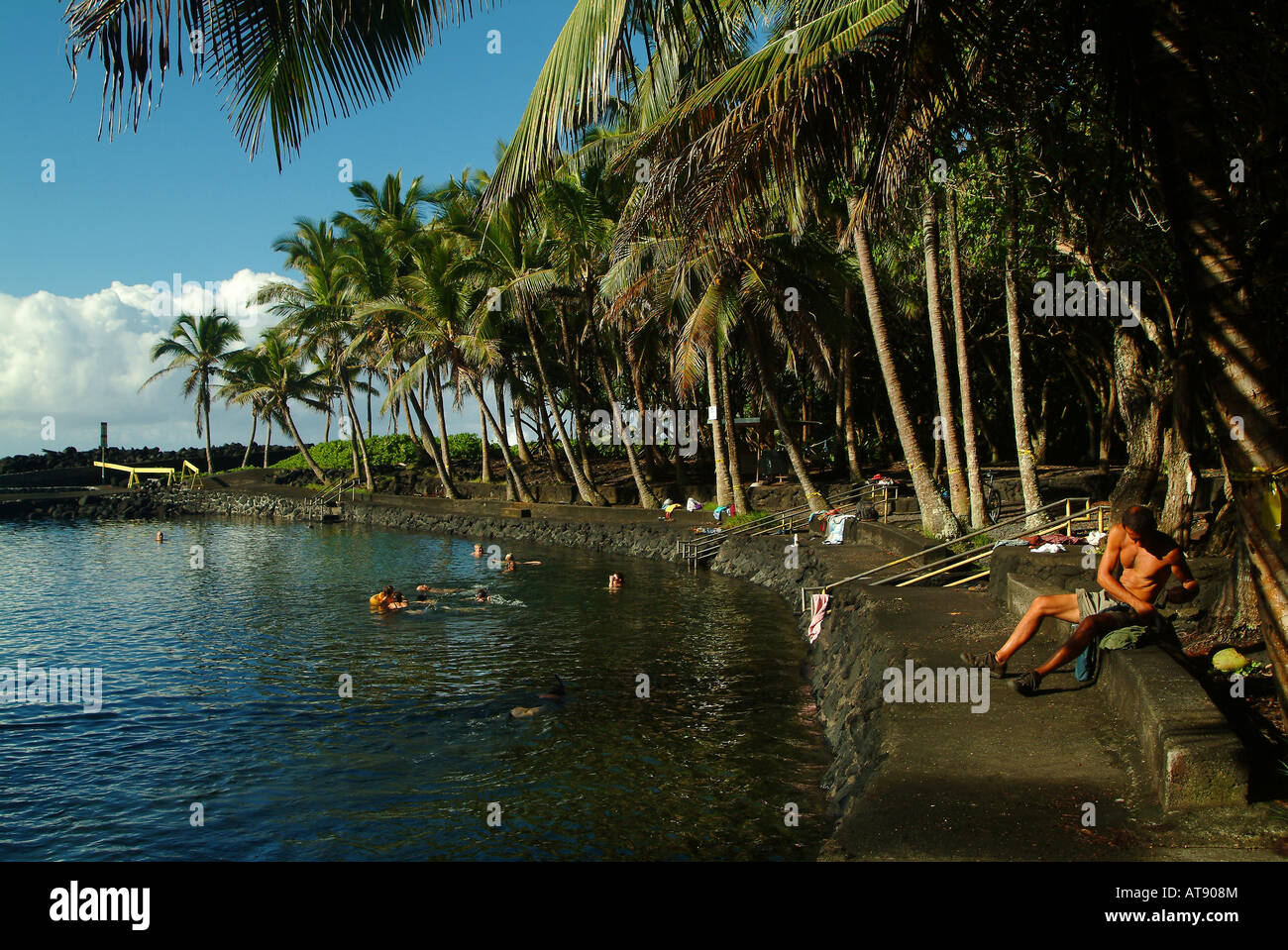 - Estanque caliente Ahalanui Pahoa, Isla Grande de Hawaii. El agua es salobre pero muy clara y los peces suelen nadar junto con los visitantes Foto de stock