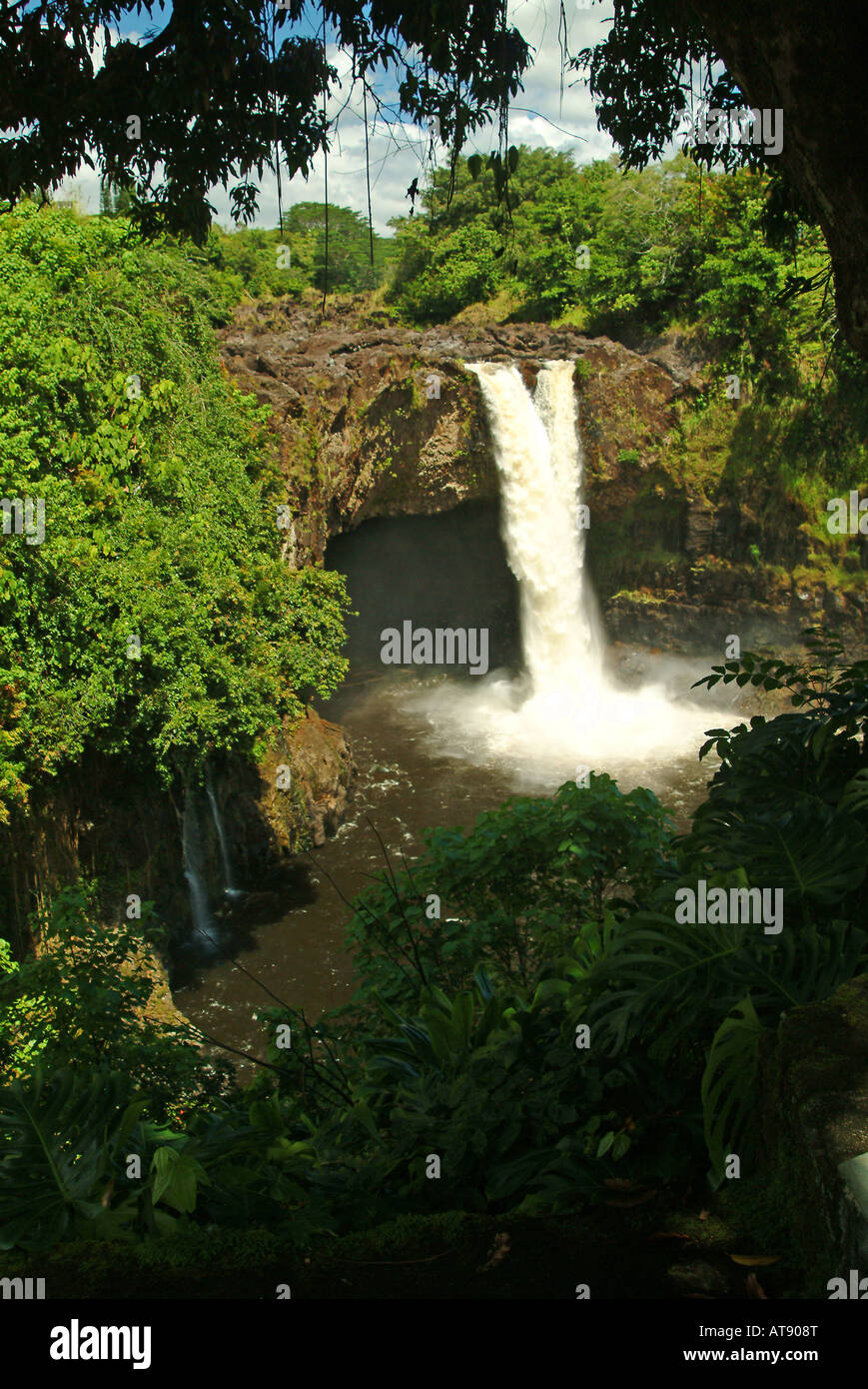 Aunuenue falls, comúnmente conocido como Rainbow falls, cerca de hilo en la Isla Grande de Hawai Foto de stock