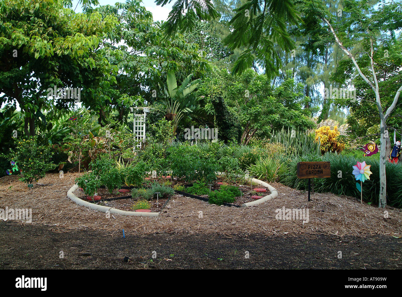 30 acres de jardín urbano centro contiene gran variedad de pantallas, incluyendo jardín de hierbas, hedge maze, cubierta de tierra y césped, muestra Foto de stock