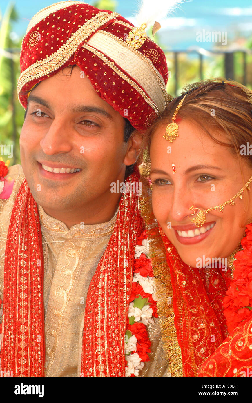Hindi Tradditional boda con el novio vestidos de novia y flores de clavel con adornos indios Fotografía de stock - Alamy Hindi Tradditional boda con el novio vestidos de novia y flores de clavel con adornos indios Fotografía de stock - Alamy