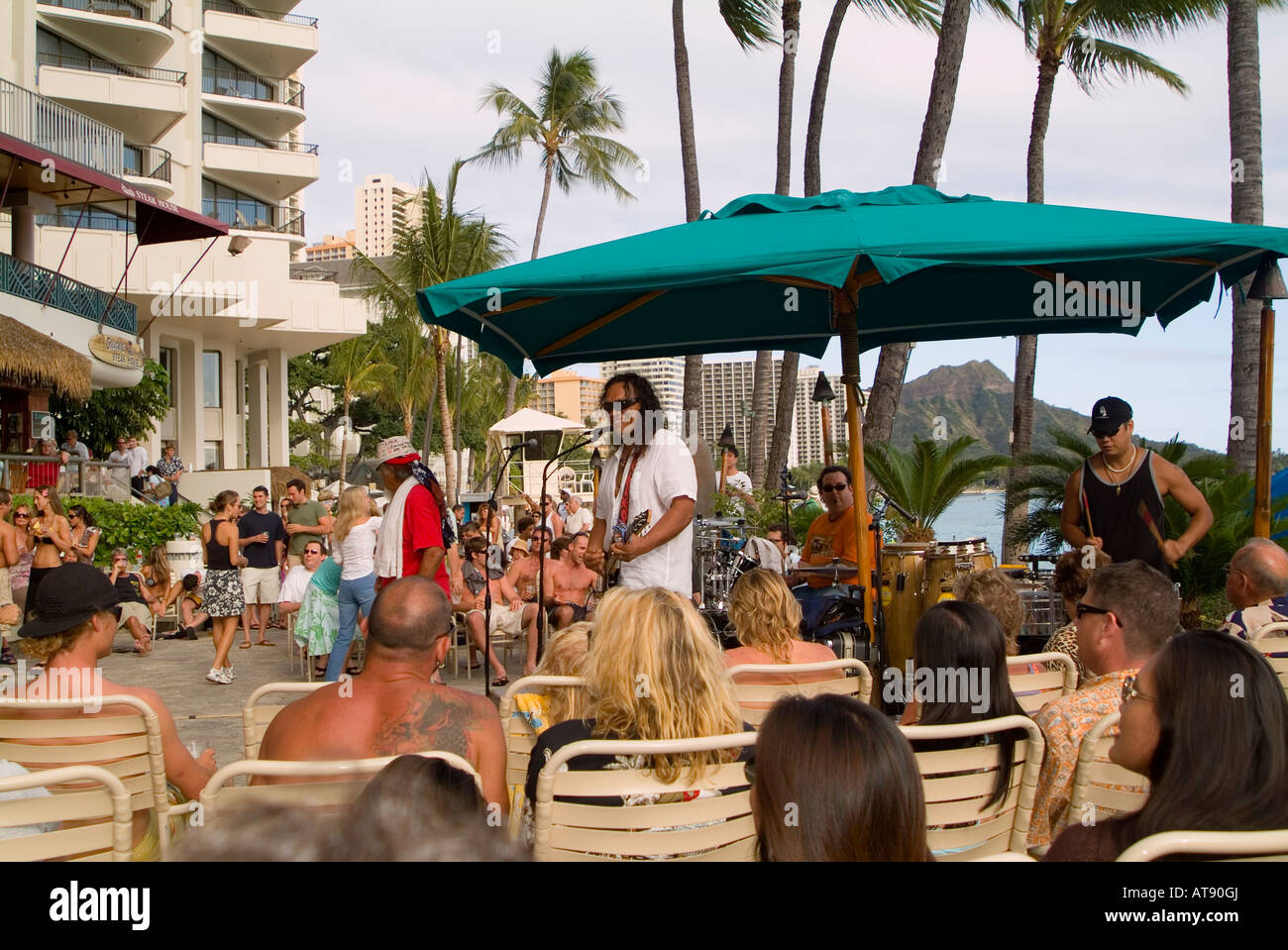 Músico local Kapono jugando afuera en el Duke's Waikiki Beach. Foto de stock