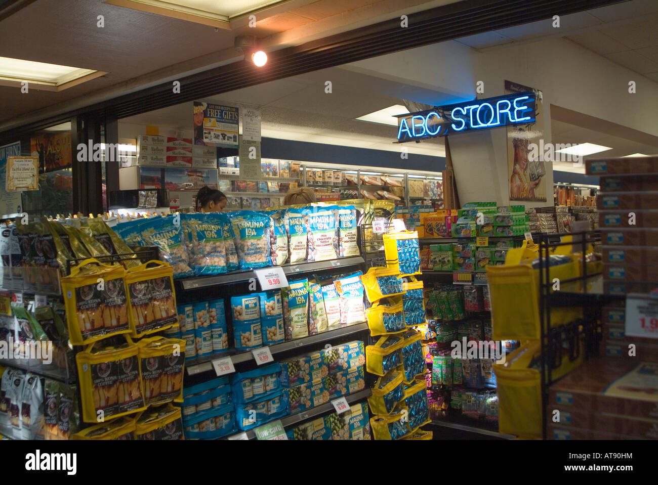 Estantes con nueces de macadamia y aperitivos en una tienda ABC en el mercado internacional en Waikiki. Foto de stock