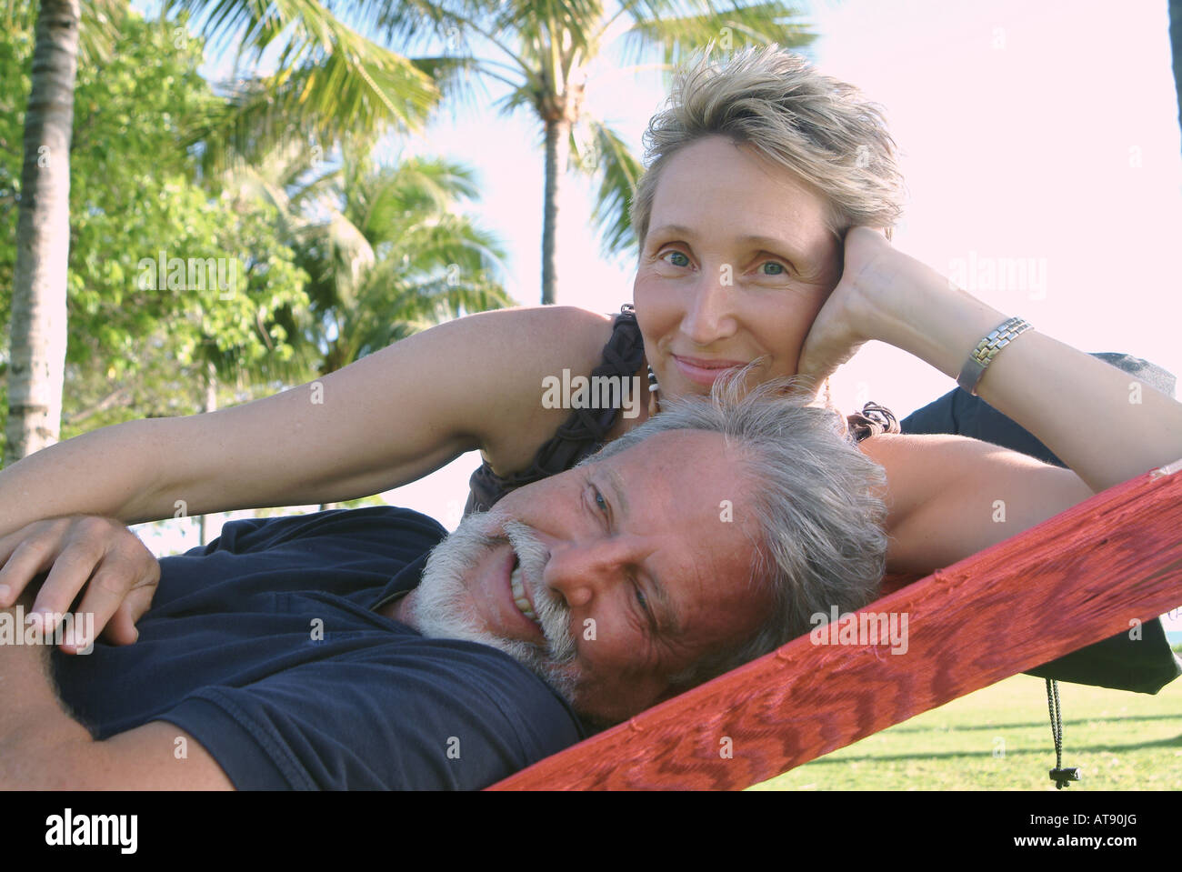 Una pareja se relaja en una hamaca en el Queens Beach, Waikiki. Foto de stock