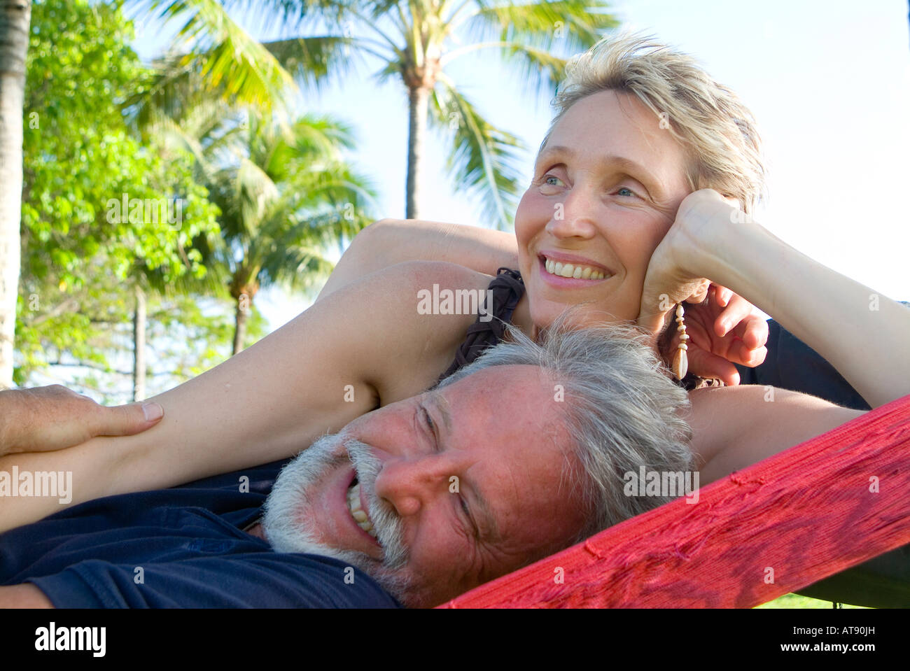 Una pareja se relaja en una hamaca en el Queens Beach, Waikiki. Foto de stock