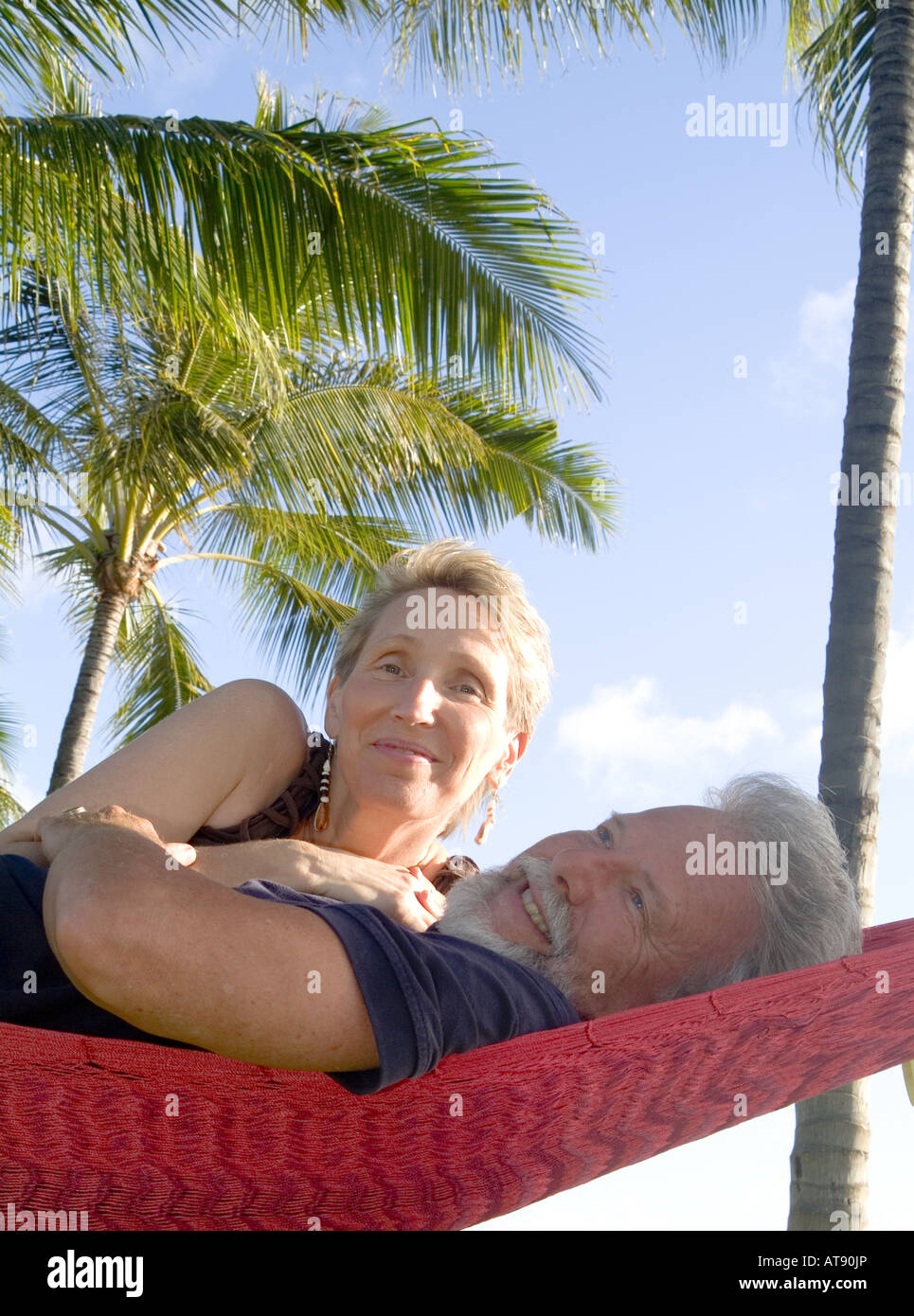 Una pareja se relaja en una hamaca en el Queens Beach, Waikiki. Foto de stock
