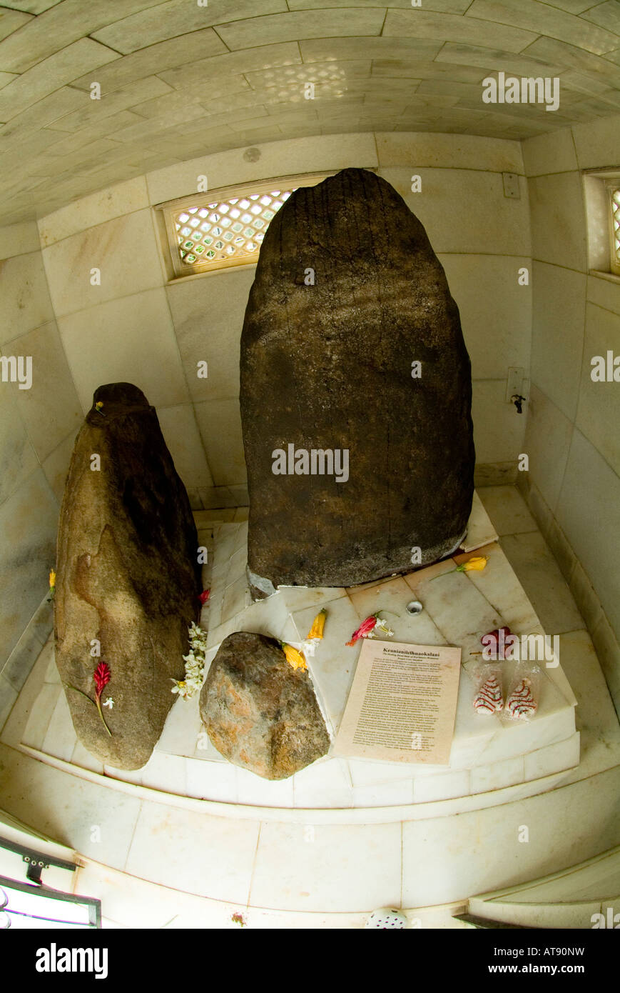 Ofrendas adornan las antiguas piedras sagradas en el gabinete en Wahiawa. Nombre: Keanianileihuaokalani hawaiano. Foto de stock