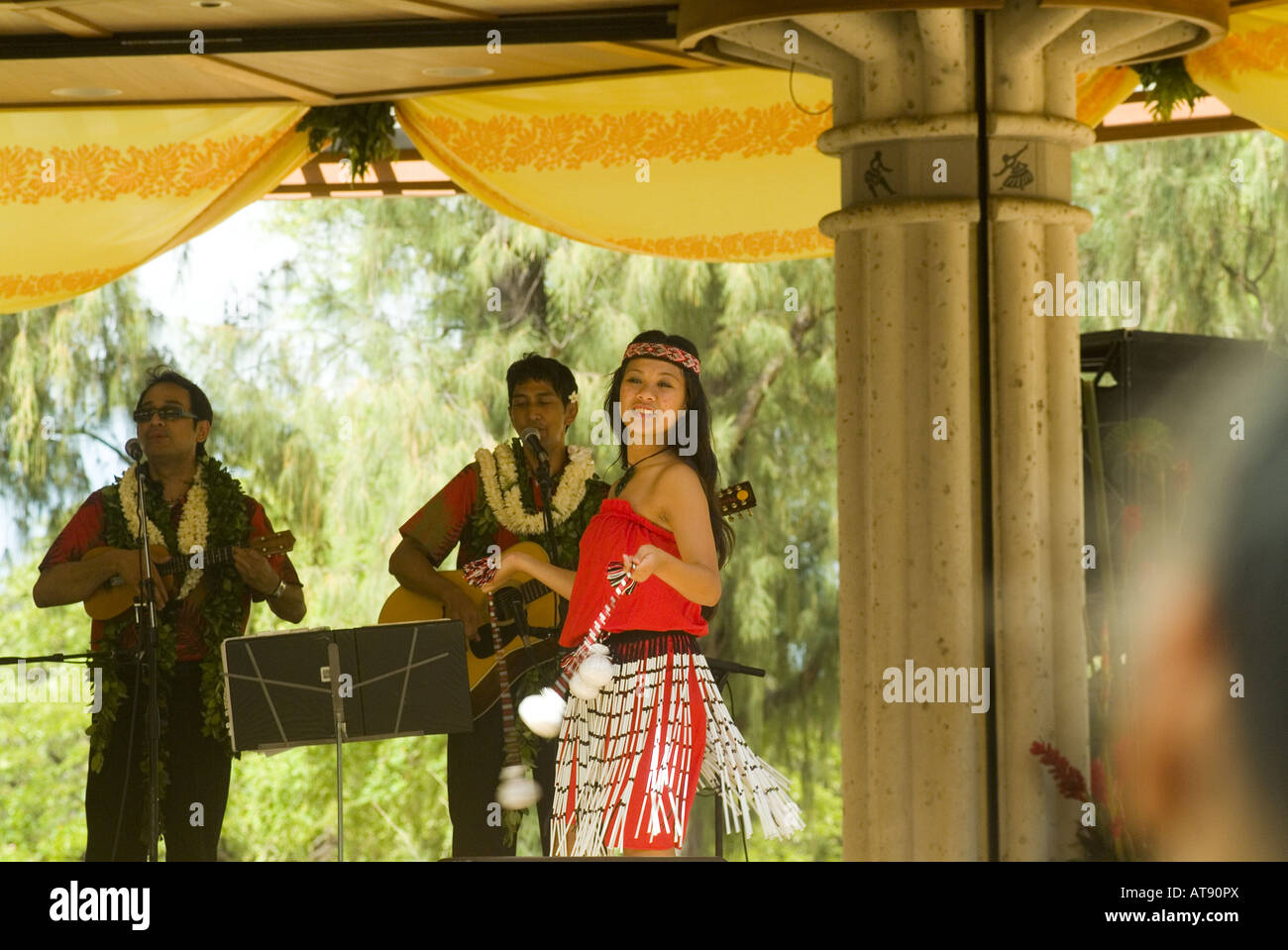 Los danzarines bailan Hula en el parque Kapiolani Bandstand el día de mayo, también conocido en Hawaii como lei día Foto de stock