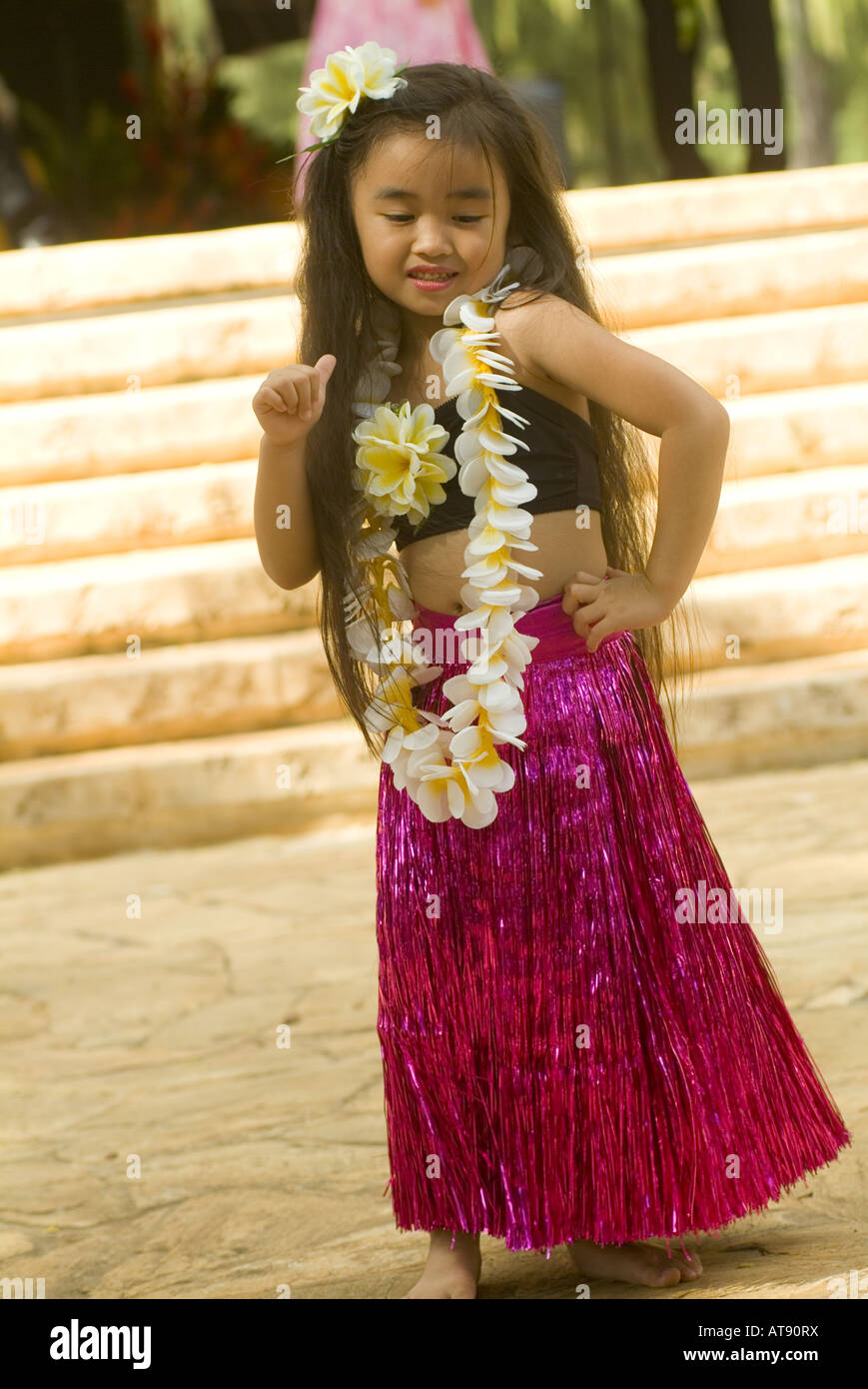 Los danzarines bailan Hula en el parque Kapiolani Bandstand el día de mayo, también conocido en Hawaii como lei día Foto de stock