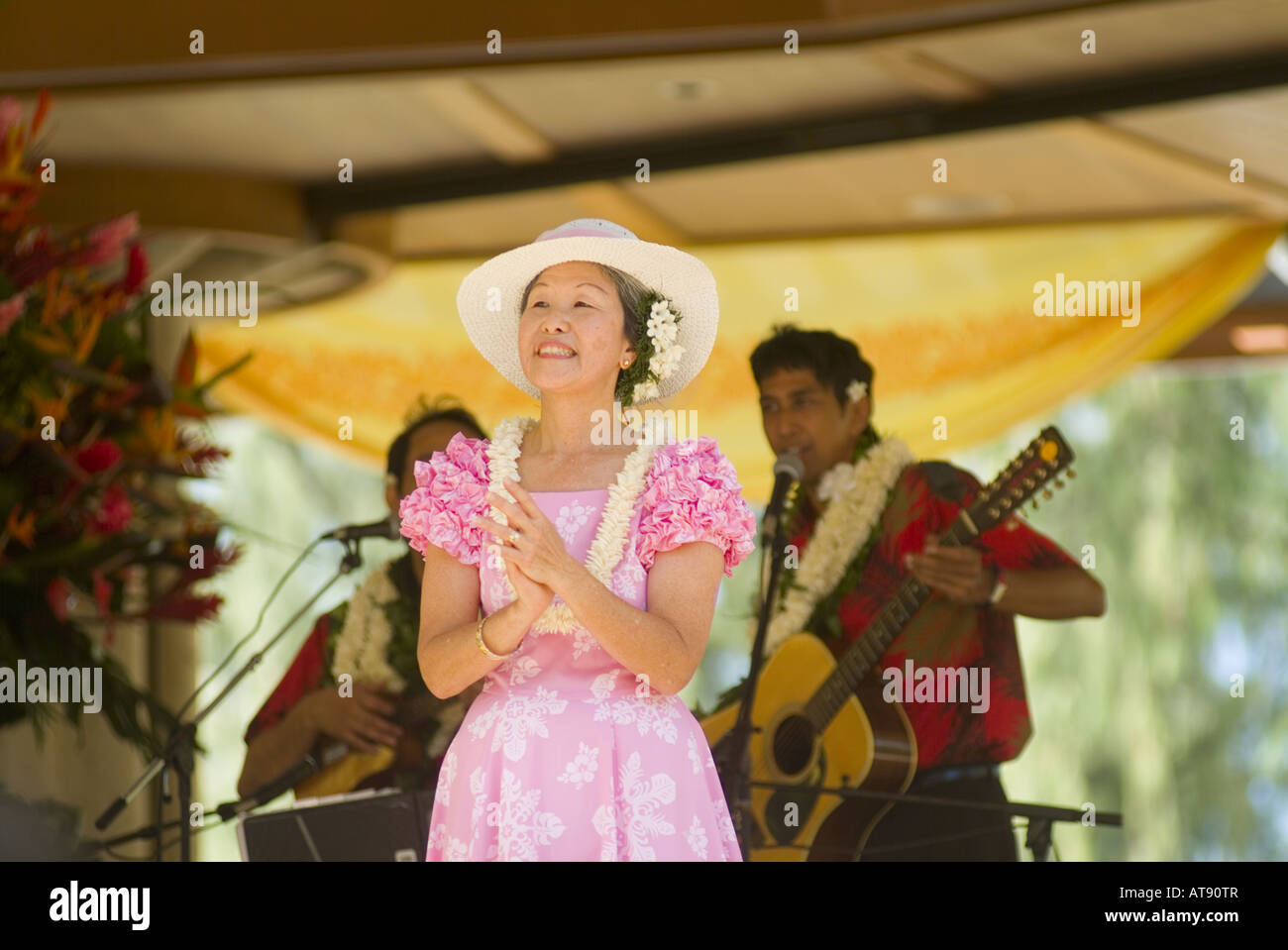 Los danzarines bailan Hula en el parque Kapiolani Bandstand el día de mayo, también conocido en Hawaii como lei día Foto de stock