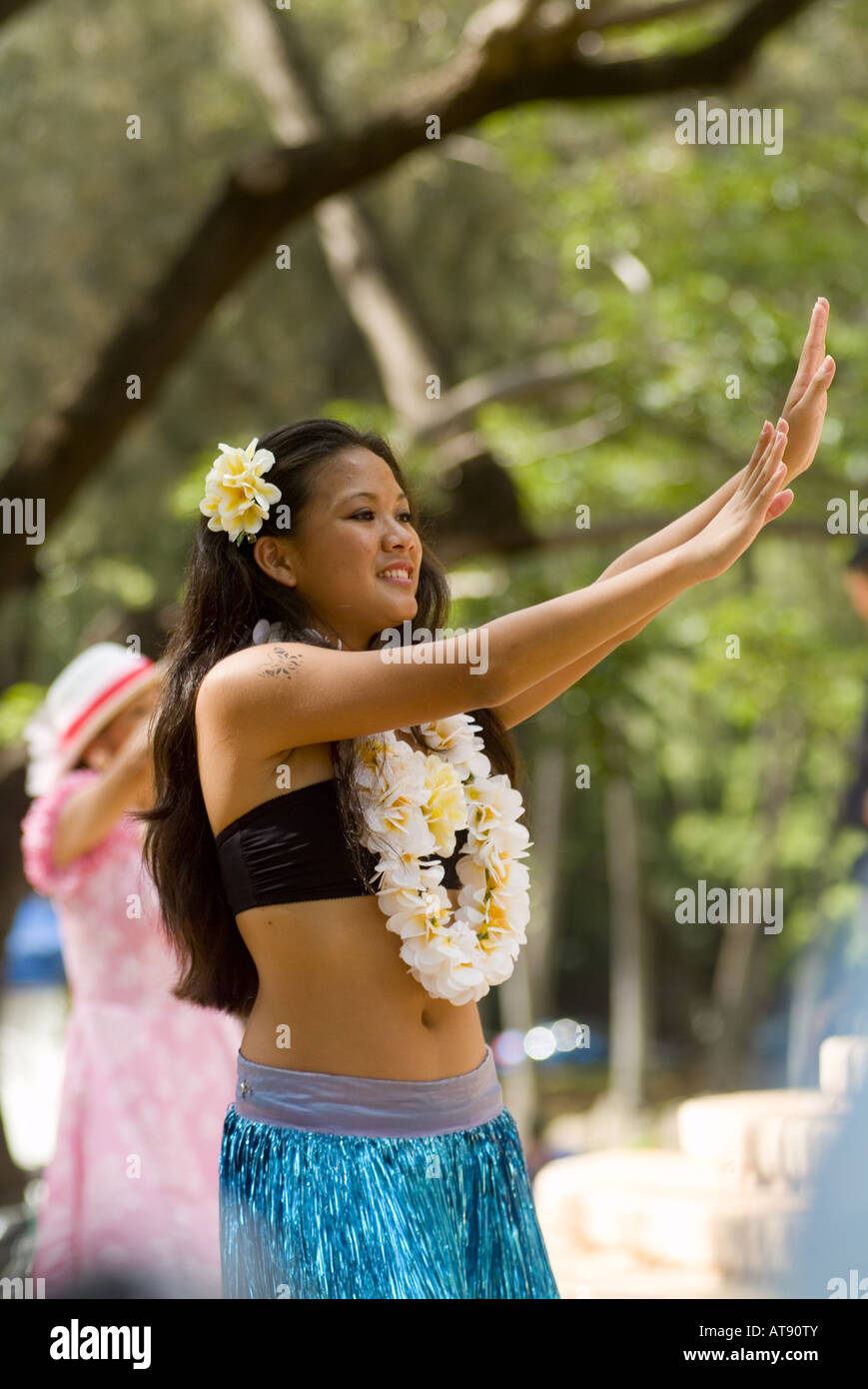 Los danzarines bailan Hula en el parque Kapiolani Bandstand el día de mayo, también conocido en Hawaii como lei día Foto de stock