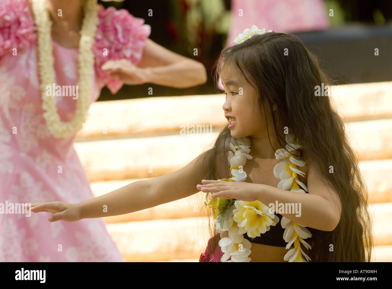 Los danzarines bailan Hula en el parque Kapiolani Bandstand el día de mayo, también conocido en Hawaii como lei día Foto de stock