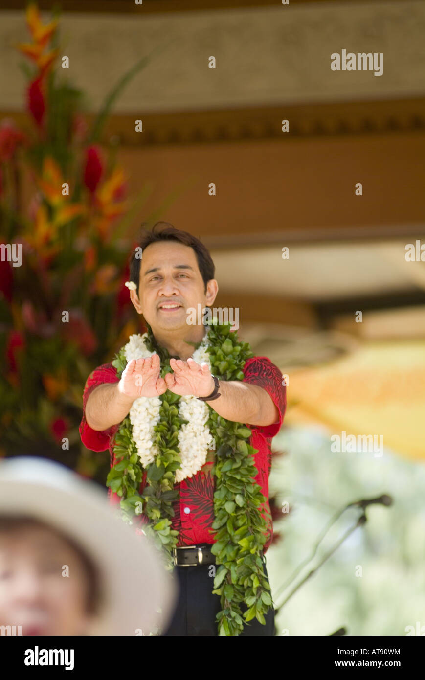 Los danzarines bailan Hula en el parque Kapiolani Bandstand el día de mayo, también conocido en Hawaii como lei día Foto de stock