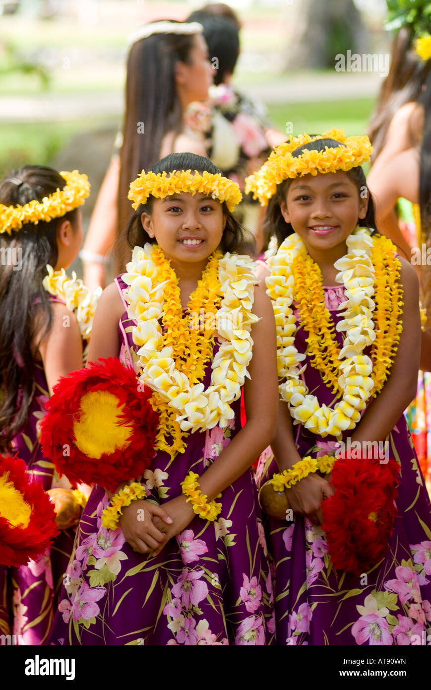 Los danzarines bailan Hula en el parque Kapiolani Bandstand el día de mayo, también conocido en Hawaii como lei día Foto de stock