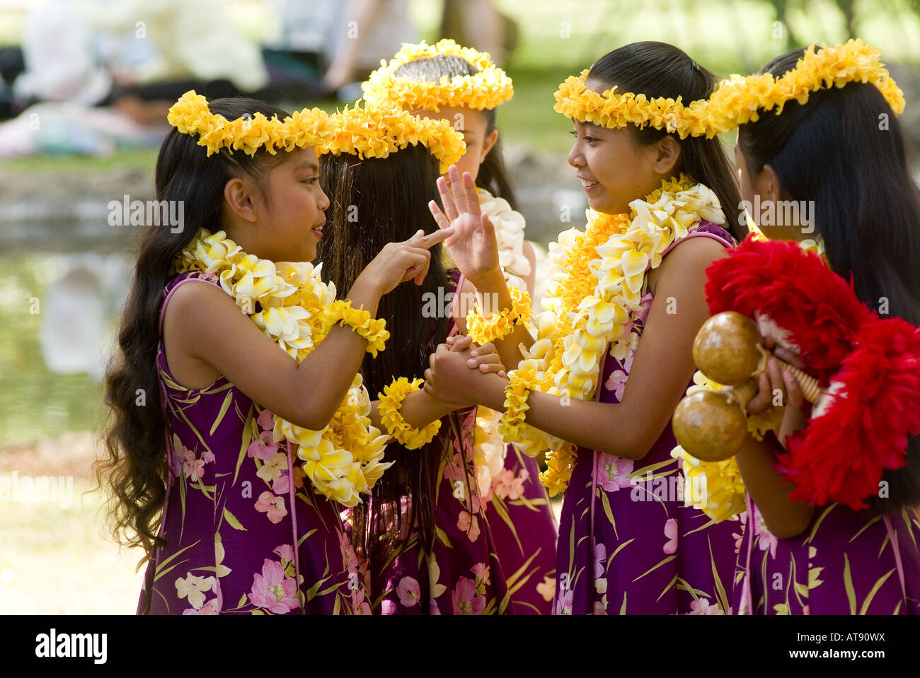 Los danzarines bailan Hula en el parque Kapiolani Bandstand el día de mayo, también conocido en Hawaii como lei día Foto de stock