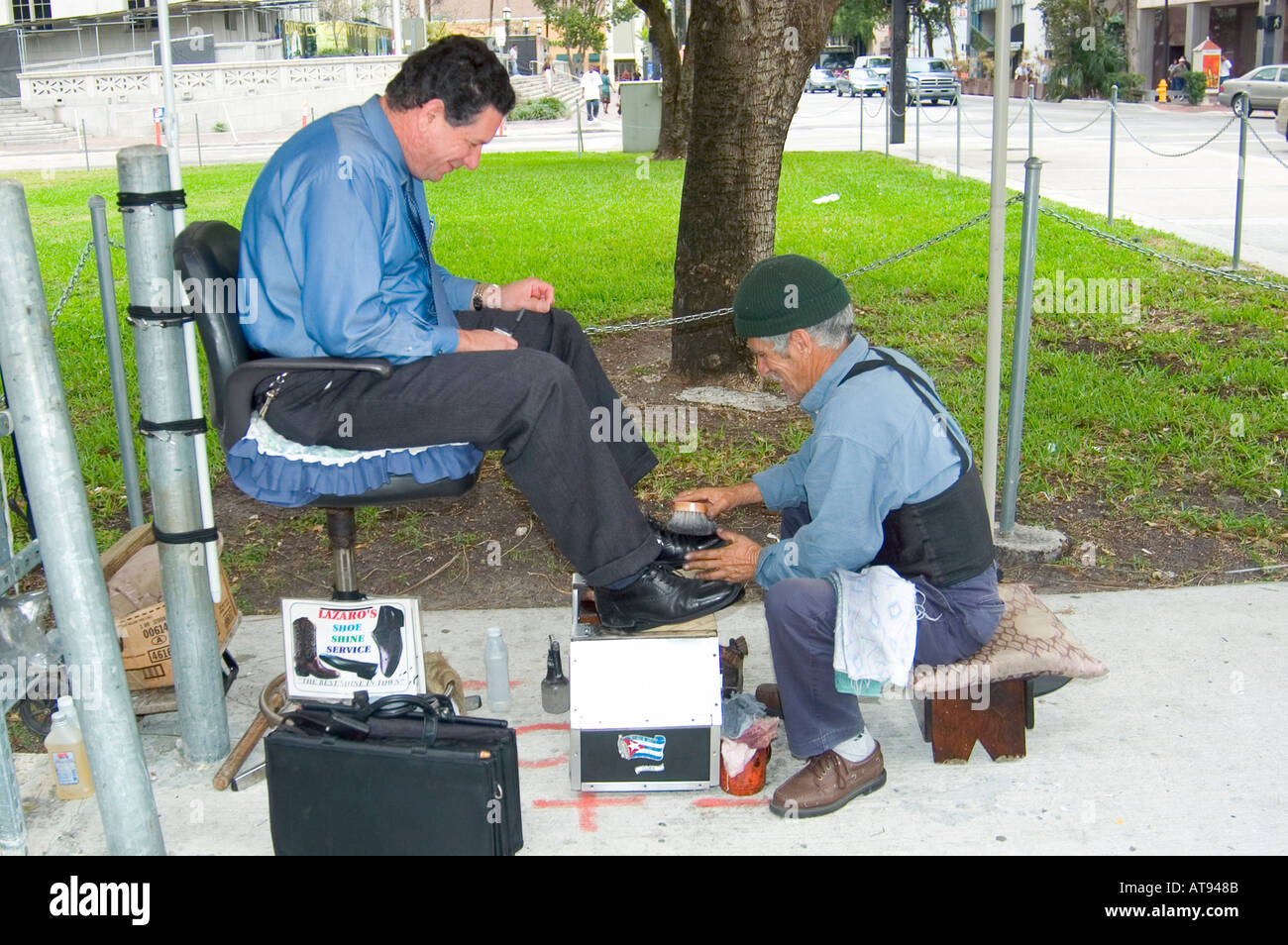 La vida en las calles de Miami Florida Hispanic senior masculino Limpiabotas Stand Foto de stock