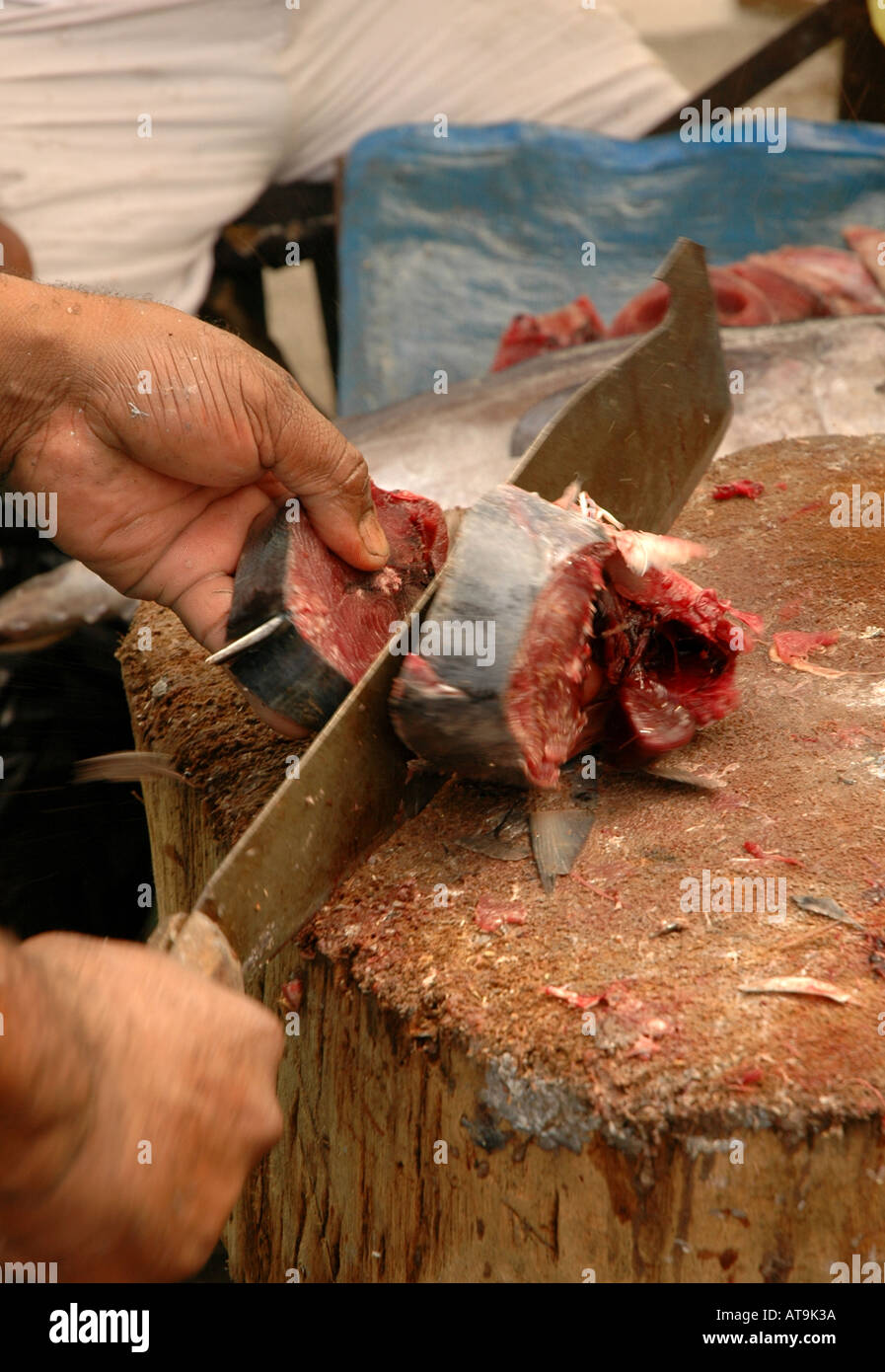Santa Lucía castries vendedor de pescado en el mercado al aire libre slicing filetes de pescado con machete Foto de stock