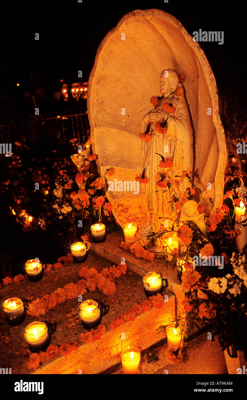 Velas y flores en la tumba en el cementerio de Tzintzuntzan cerca de Patzcuaro Michoacan México