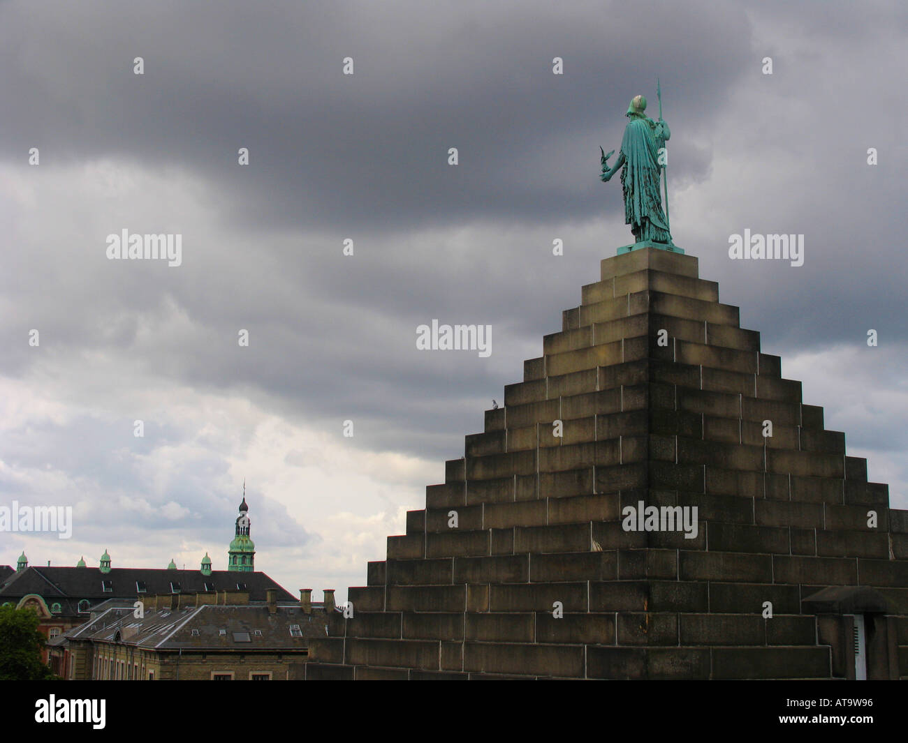 Copenhague, Dinamarca estatua en techo de Ny Carlsberg Glyptotek Foto de stock