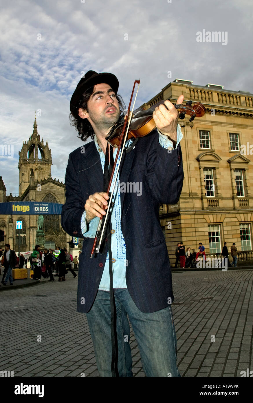Aindrias de Staic, músico y actor interpreta el violín, Royal Mile, el Festival Fringe de Edimburgo, Escocia, Reino Unido, Europa Foto de stock
