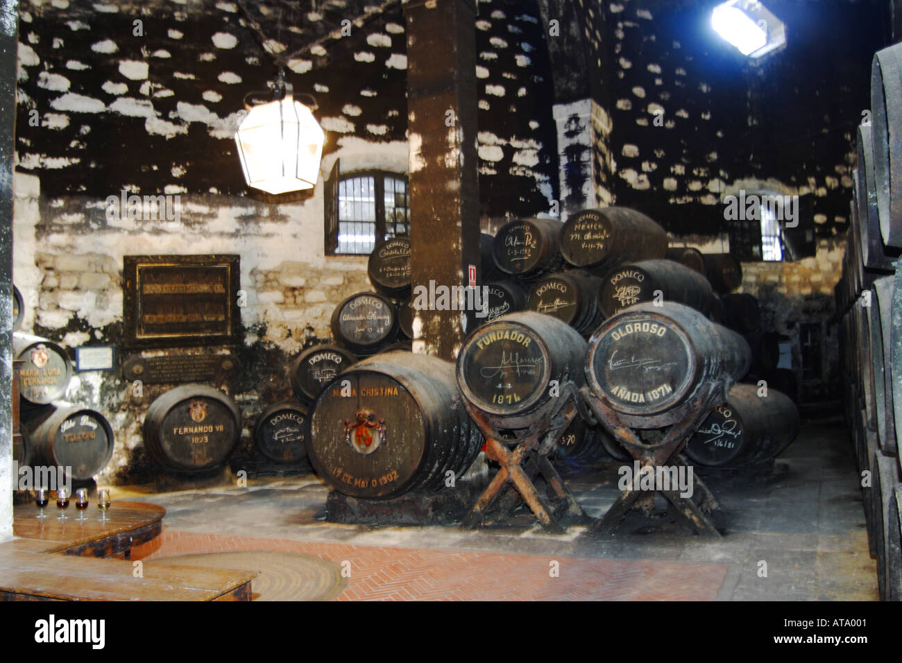 Jerez de la Frontera Jerez Destillerie Domecq barrals en bodega showroom de madera Foto de stock
