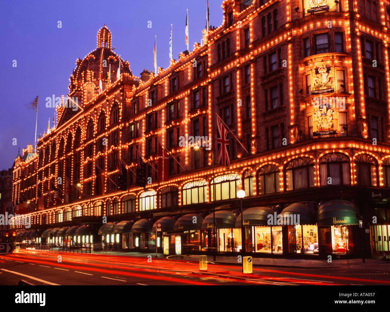 GB Londres Harrods en Knightsbridge, almacén de lujo iluminado Foto de stock