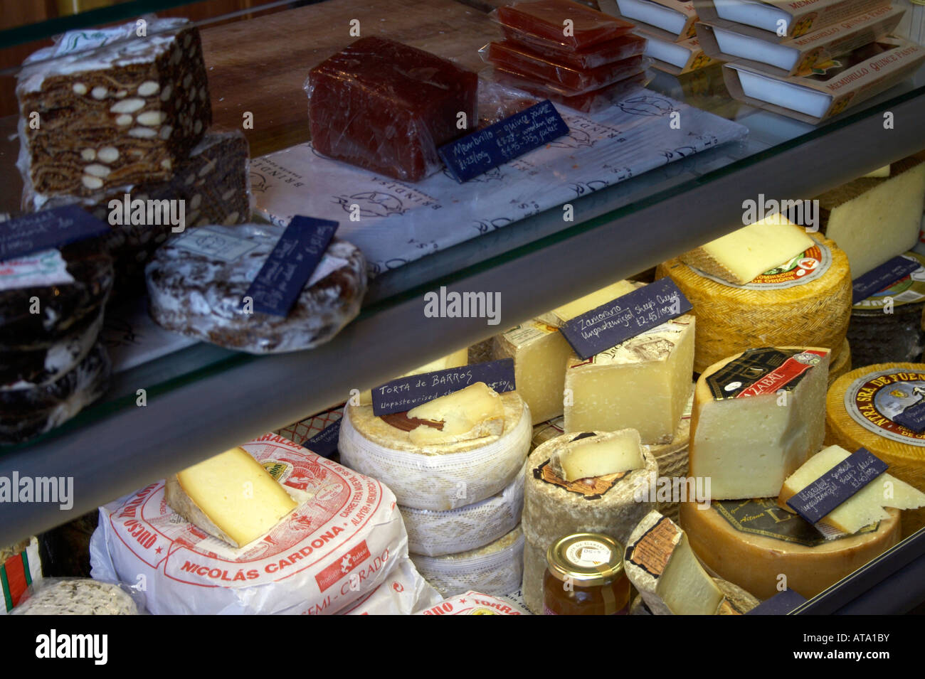 Variedad de quesos y dulces para la venta en el mercado Borough Market, Londres Foto de stock