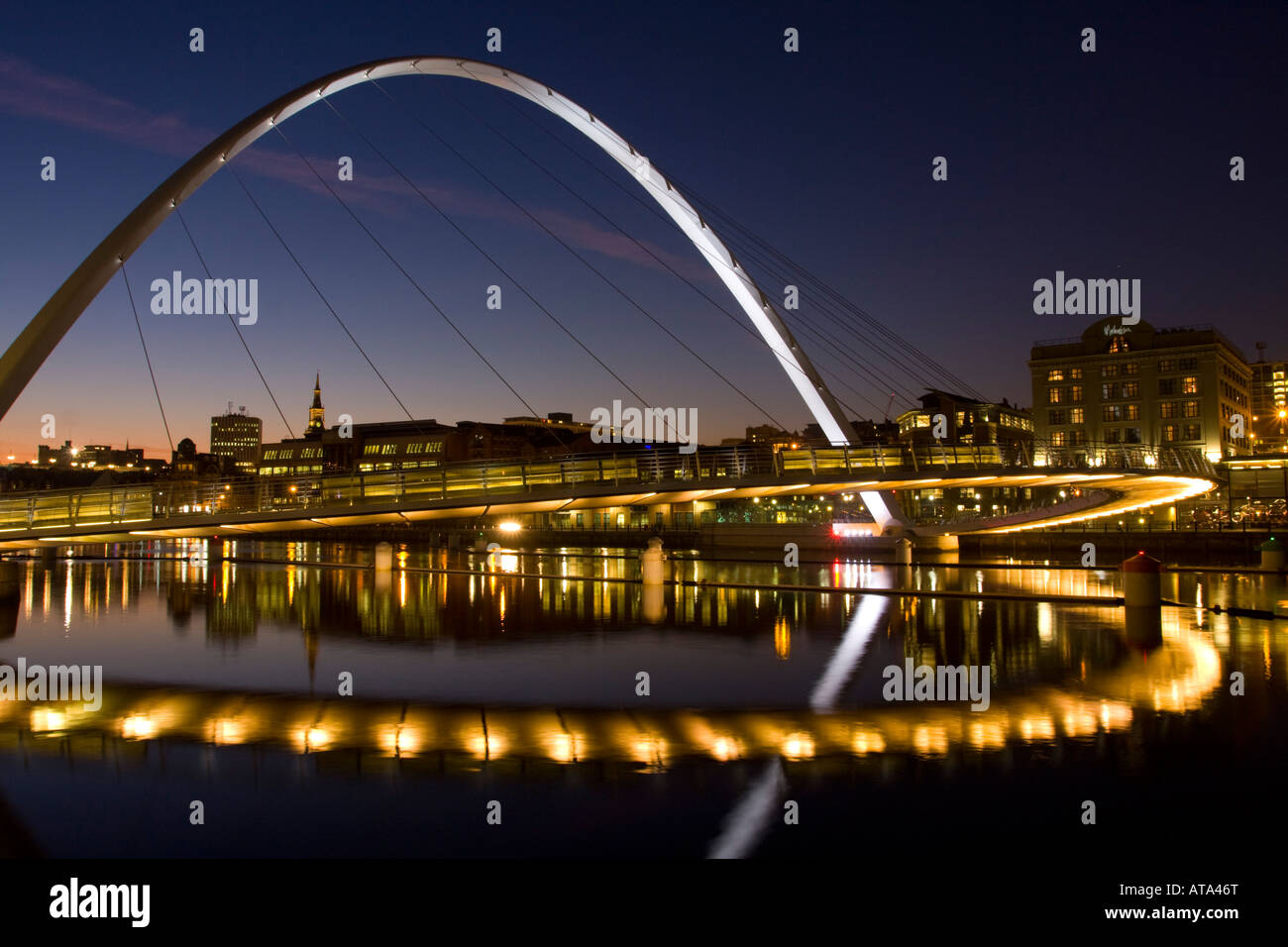 Inglaterra Newcastle Gateshead Millennium Bridge de noche se refleja en el río Tyne Foto de stock