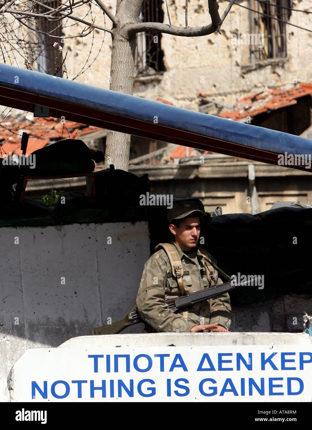 Un soldado grecochipriota en la frontera con Turquía Chipre controlado en el centro del casco antiguo de Nicosia, Chipre Foto de stock