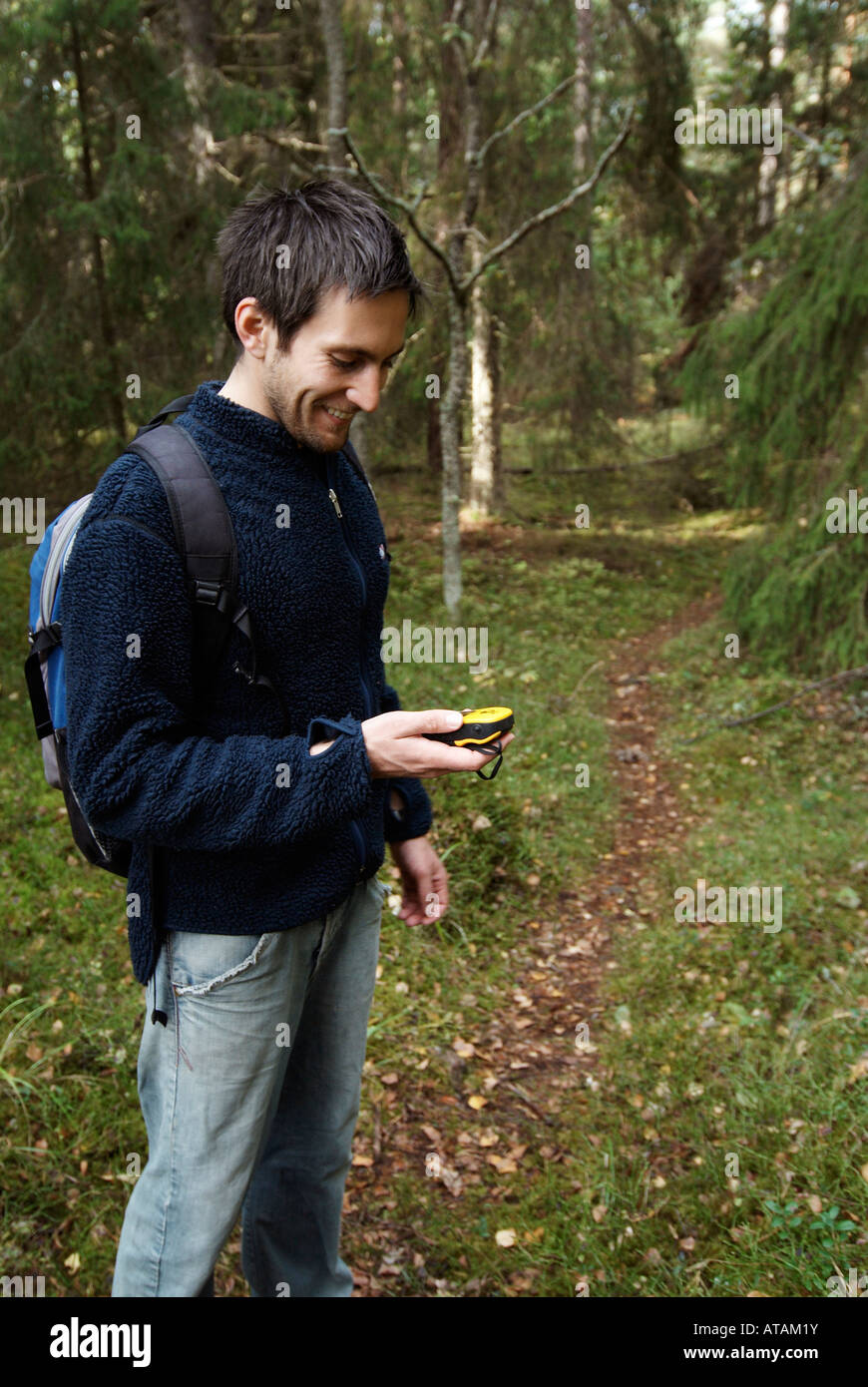Excursionista macho verificando el curso con el receptor GPS Bjorno Stockholms Lan Suecia en septiembre de 2007 Foto de stock