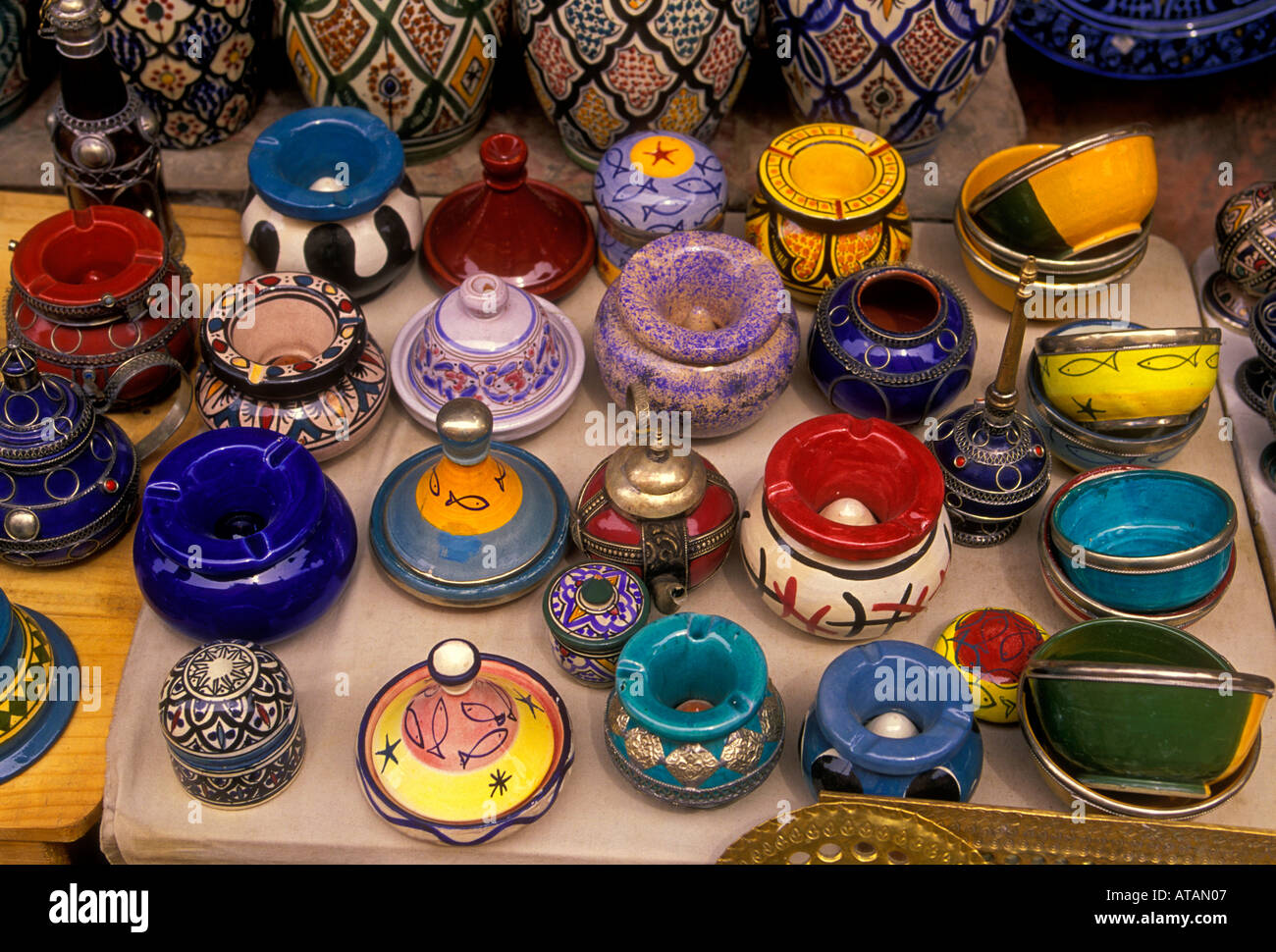 Cerámica, alfarería, vendedor, venta, vasijas de cerámica, la cerámica, el  zoco, la medina, el norte de África, Marrakech, Marruecos, África  Fotografía de stock - Alamy