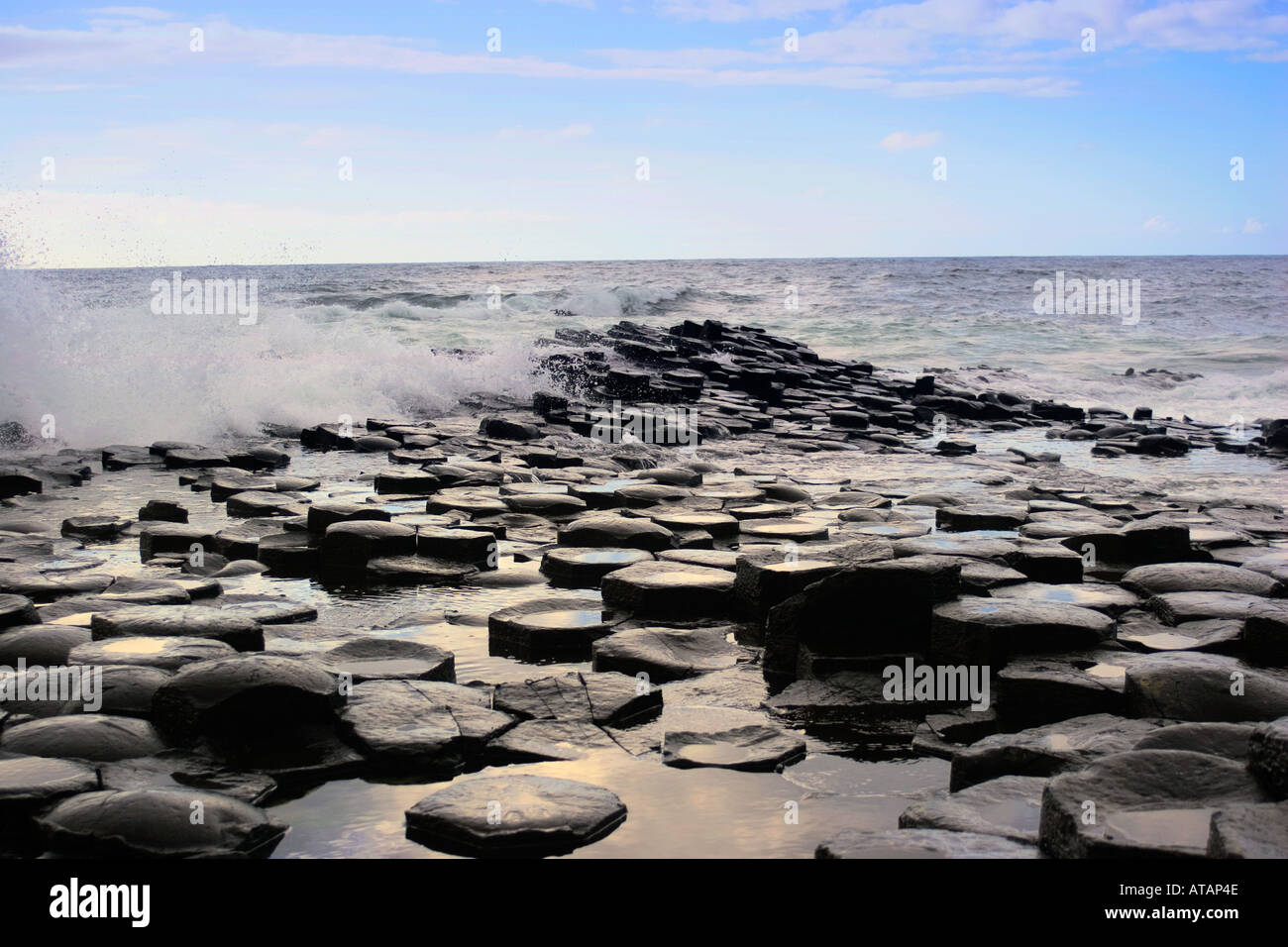 Piedras en la Calzada del Gigante, Condado de Antrim, Irlanda del Norte Foto de stock