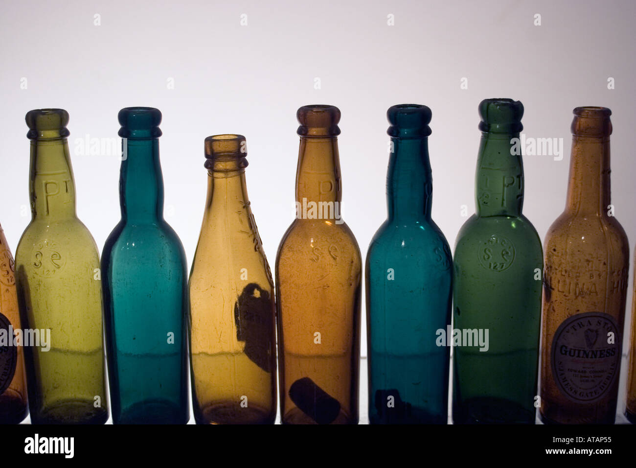 Viejas botellas Guinness Foto de stock