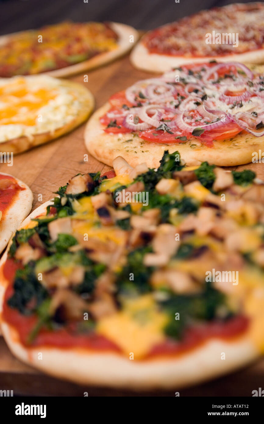 Pita pizzas en la mesa de madera Foto de stock