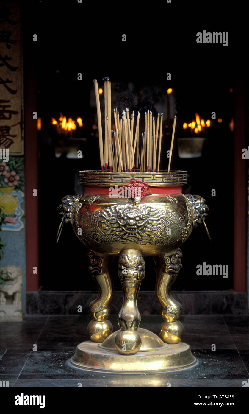 Singapur palitos de incienso ardiendo en titular como una ofrenda en un  templo chino Fotografía de stock - Alamy