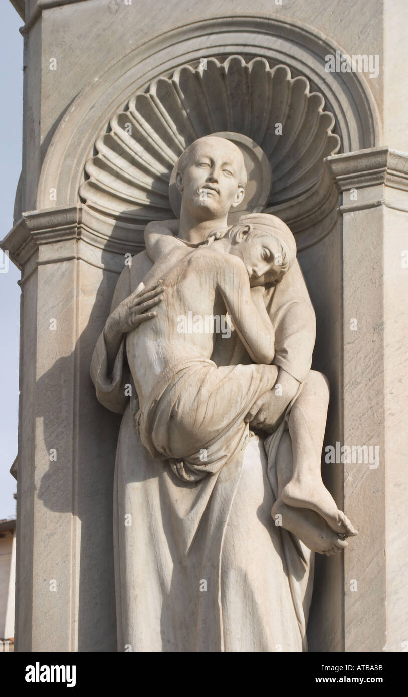 Estatua en la Piazza di S Bartolomeo Isola Isola Tiberina Roma Foto de stock