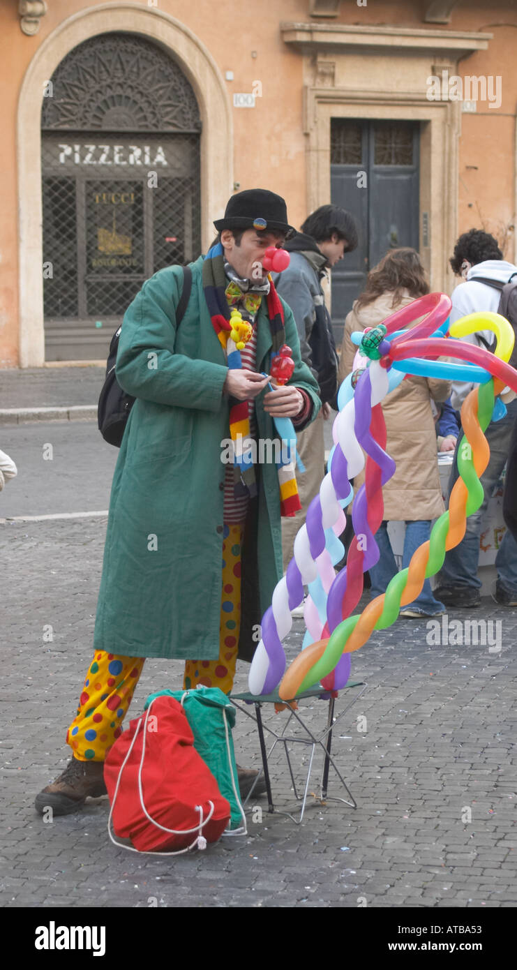 Un vendedor de globos en la Plaza Navona Roma Foto de stock